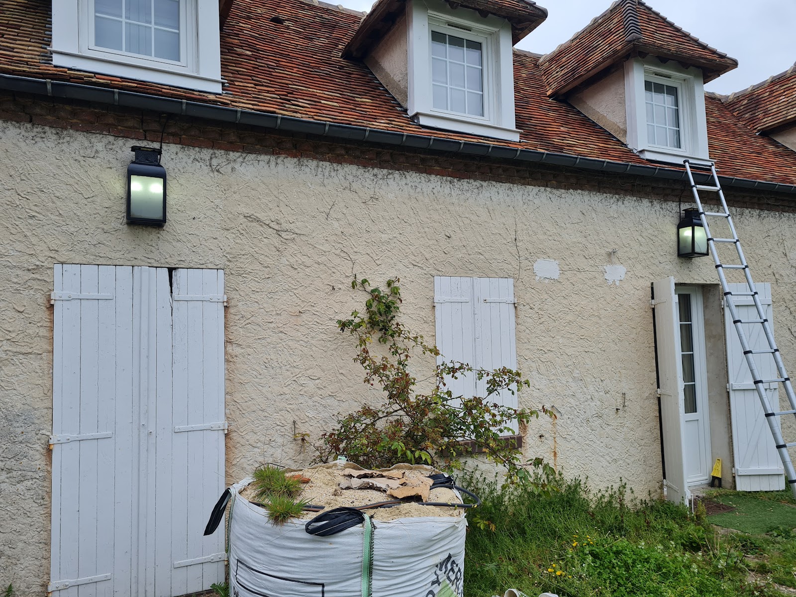 Appliques d'éclairage extérieur installées sur la façade d'une maison