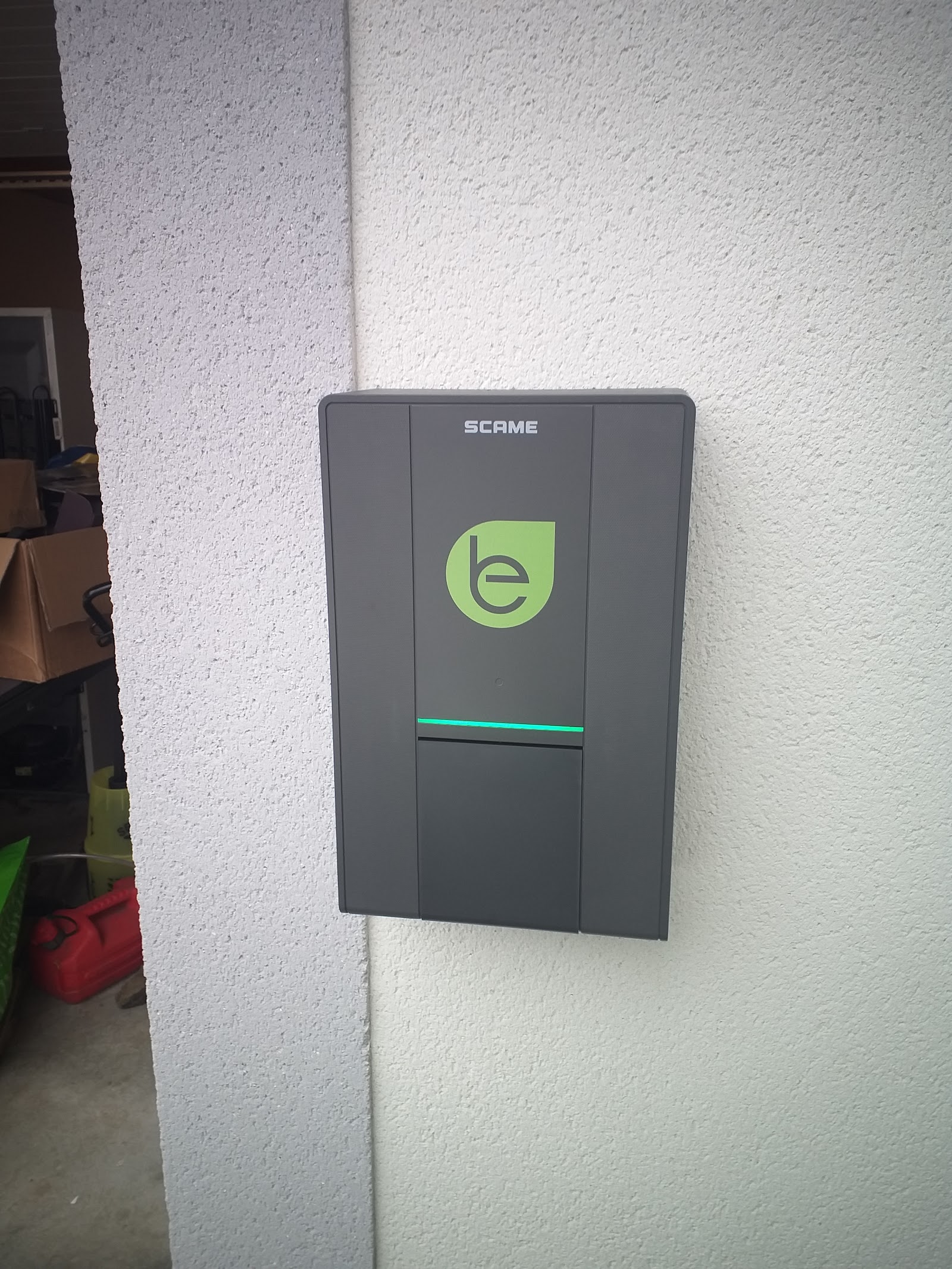 Borne de recharge pour véhicule électrique installée sur un mur